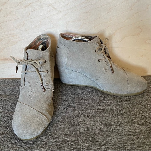 TOMS Desert Wedge Booties Women’s Sz 9.5 Taupe Suede - Picture 1 of 12